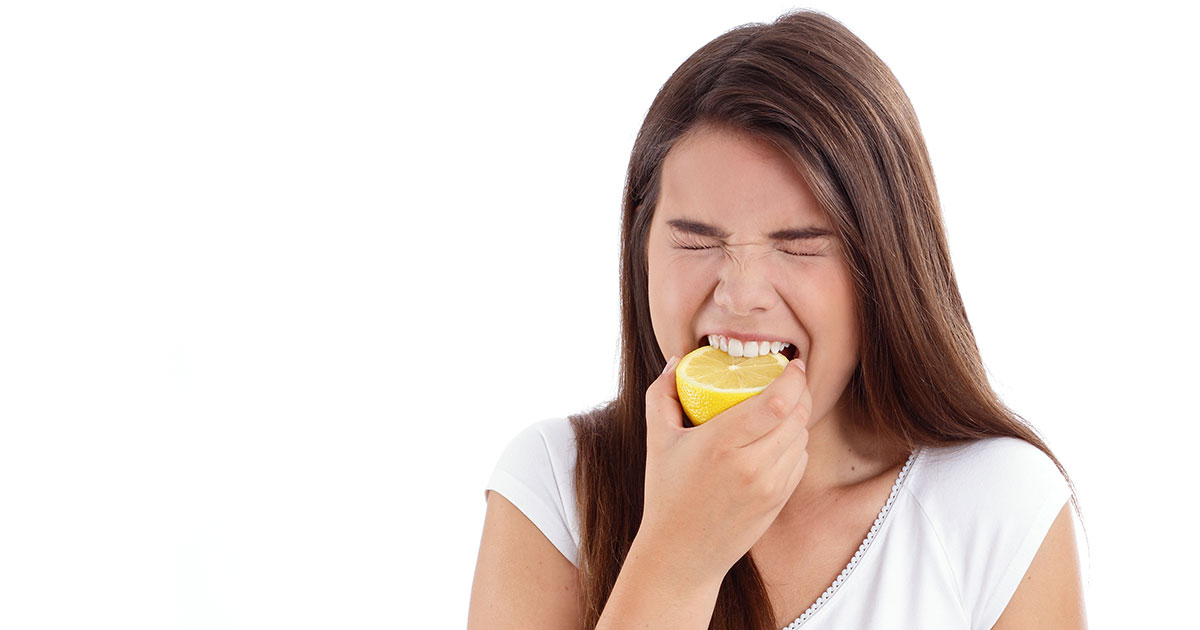 Кисло у девушки. Девушка ест лимон. Человек ест кислое. Человек ест лимон. Девушка с лимоном.
